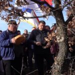 БАДЊАК СА БУСИЈЕ ПРИНИЈЕТ ИСПРЕД ХРАМА У ПРИБОЈУ